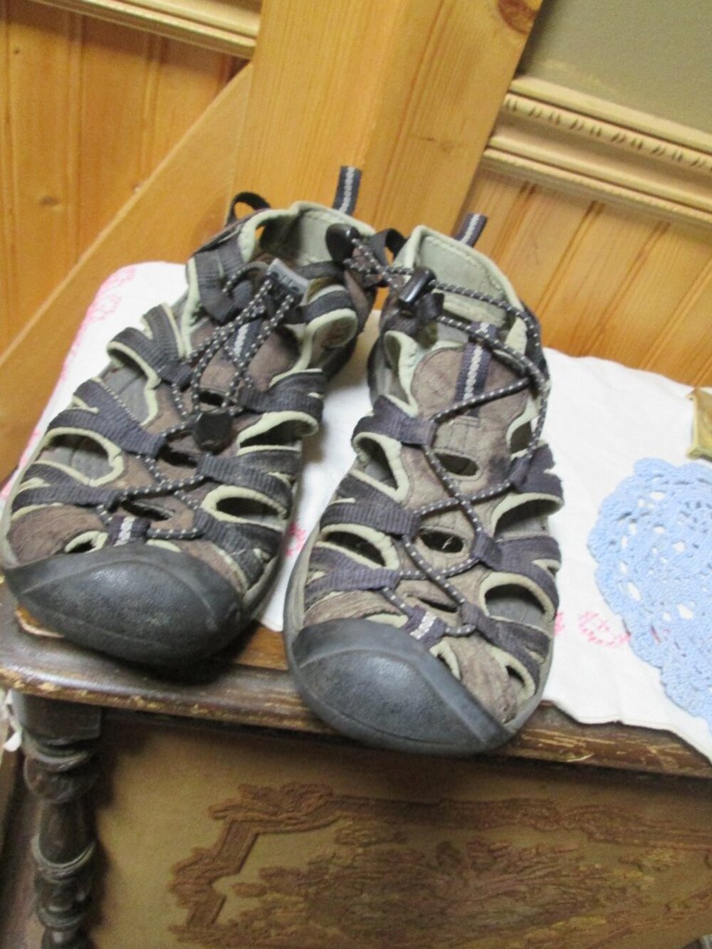 Mens 8.5 brown water hiking keen Newport sandals brown black